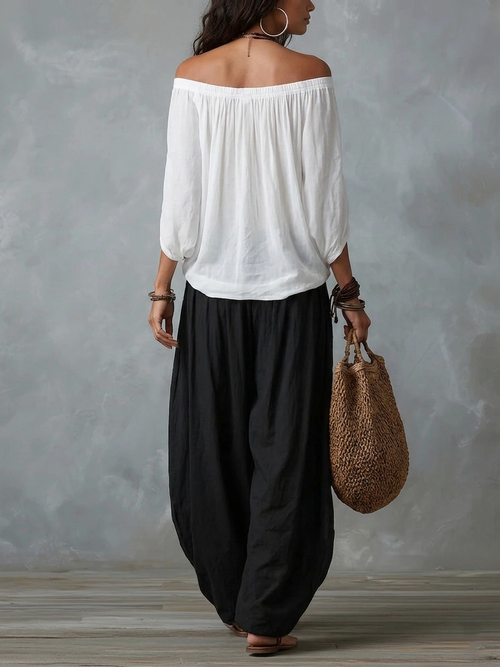 Completo con top bianco a spalle scoperte e pantaloni a zampa stile lanterna